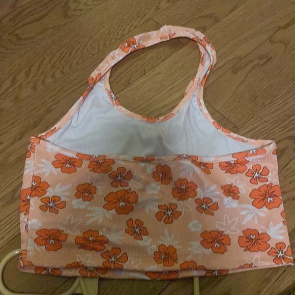 Cute never worn she in cropped Hawaiian flower top - Picture 2 of 2